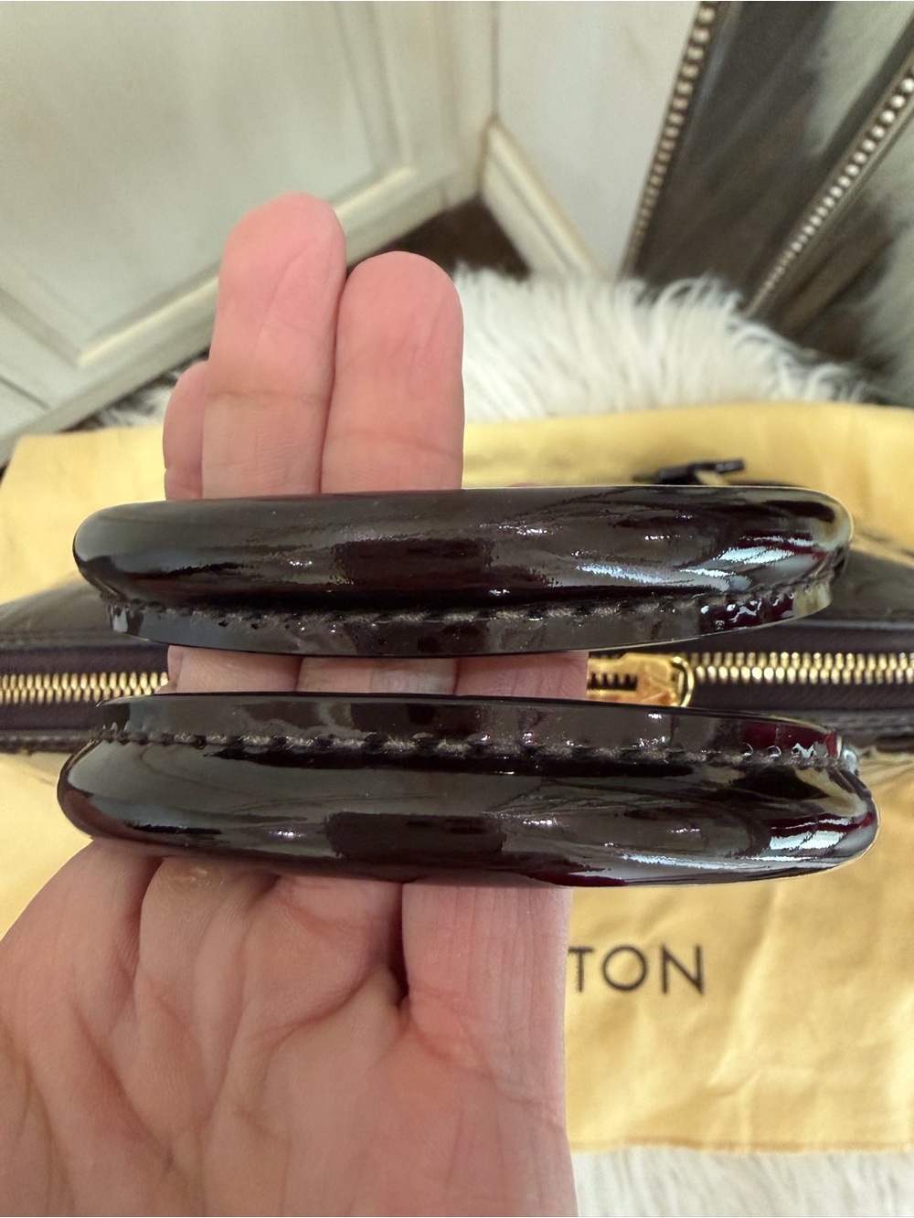 Louis Vuitton Vernis Alma Satchel in Burgundy Patent - Picture 5 of 12